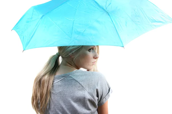 Frau mit blauem Regenschirm — Stockfoto