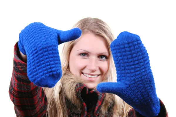 Vrouw met blauwe handschoenen op haar handen — Stockfoto
