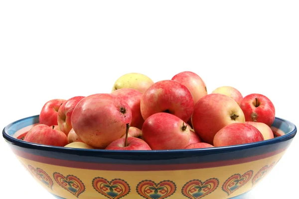 Rode appels in een kom geïsoleerd op witte achtergrond — Stockfoto