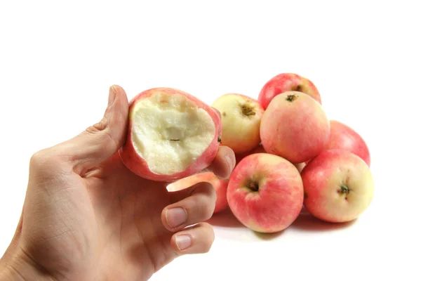 Укуте яблуко в руці — стокове фото