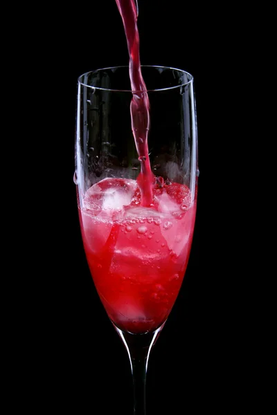 Wylewanie czerwony napój do szklanki — Zdjęcie stockowe