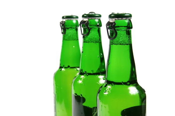 Зелені пляшки пива ізольовані на білому тлі — стокове фото