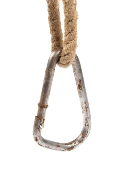 Альпіністський карабін висить у мотузці — стокове фото