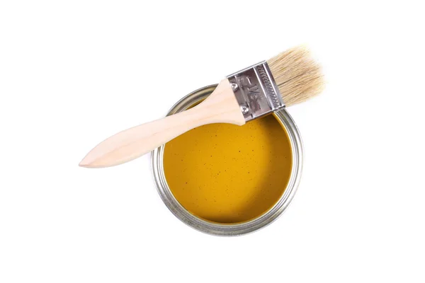 Lata de tinta amarela com escova isolada em um fundo branco — Fotografia de Stock