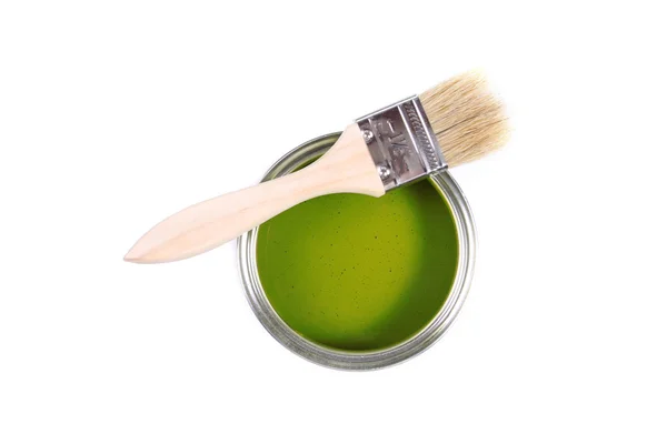 Lata de pintura verde con pincel aislado sobre fondo blanco —  Fotos de Stock