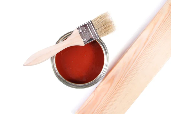 Lata de tinta vermelha com escova e prancha de madeira — Fotografia de Stock
