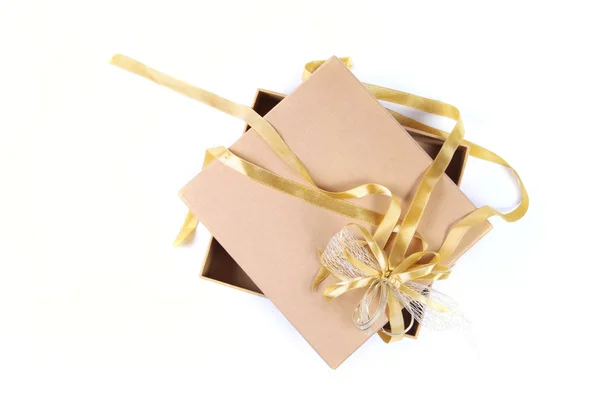 Caixa de presente aberta com fita dourada — Fotografia de Stock