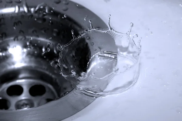 Goutte d'eau éclaboussure dans l'évier — Photo