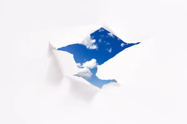 Conceito de liberdade: céu azul atrás do buraco de papel — Fotografia de Stock