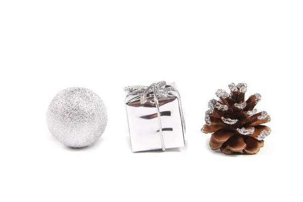 Drie decoratieve voorwerpen voor Kerstmis - bal, cadeau en pinecone — Stockfoto