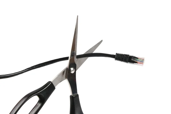 Tesoura cortando um cabo de rede — Fotografia de Stock