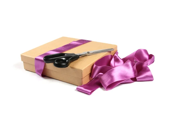 Gift box with purple ribbon and scissors — Stock Photo, Image