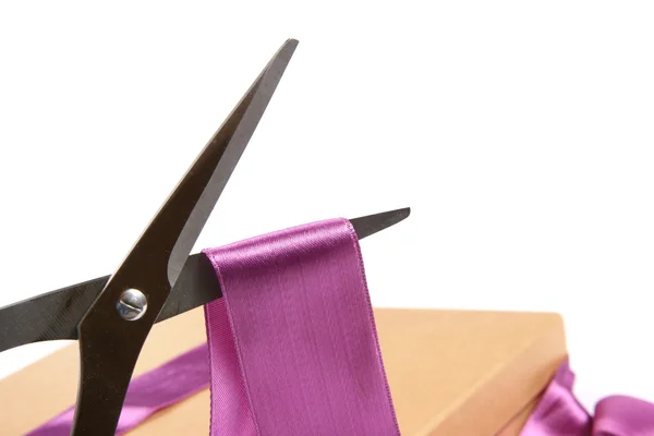 Dárkové balení: nůžky, stříhání pásky — Stock fotografie