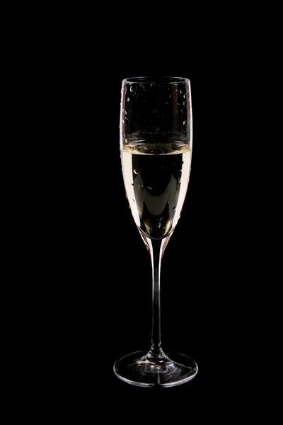 Pohár pezsgő elszigetelt fekete háttér — Stock Fotó