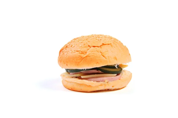 Beyaz arkaplanda izole edilmiş burger — Stok fotoğraf