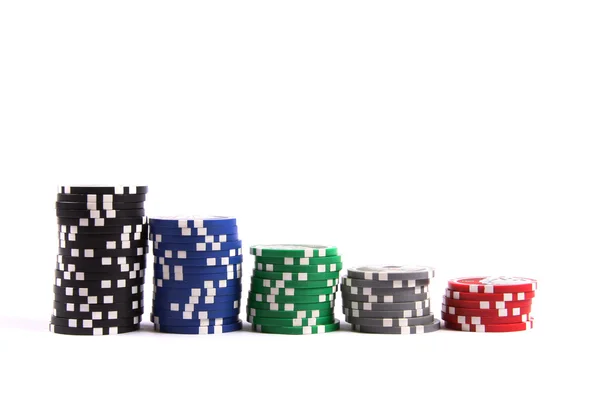 Στοίβες από μάρκες πόκερ που απομονώνονται σε λευκό φόντο — Φωτογραφία Αρχείου