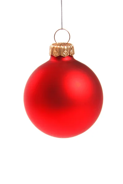 Bola roja de Navidad colgando sobre fondo blanco — Foto de Stock
