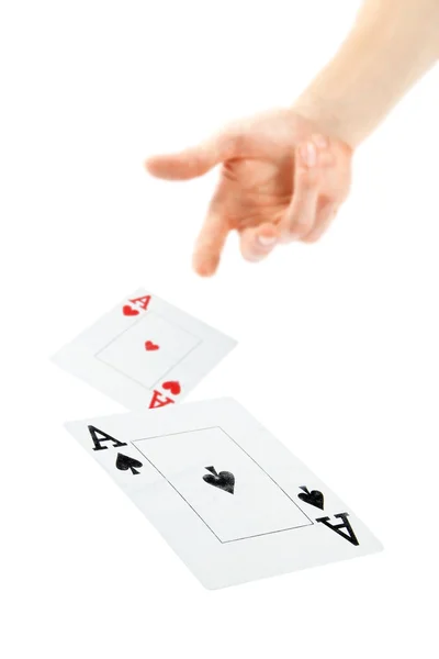 Рука, кинувши карти — стокове фото