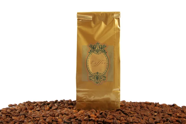Pacote de café dourado e grãos de café — Fotografia de Stock