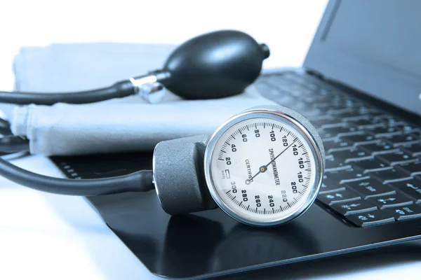 Blutdruckmessgerät Auf Der Computertastatur — Stockfoto