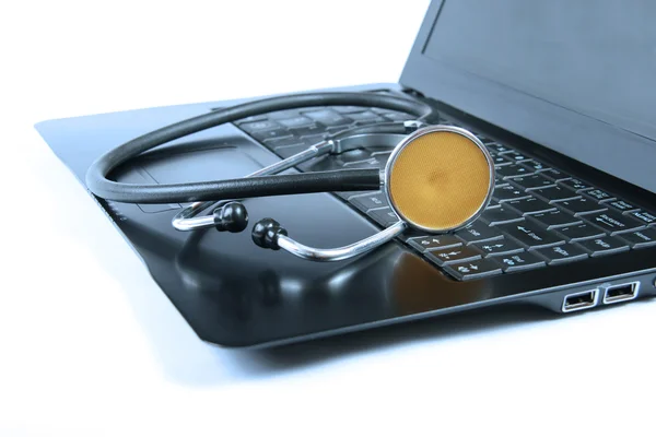 Stetoscopio su tastiera di un computer portatile — Foto Stock