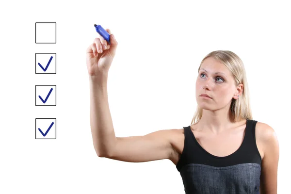Mulher com caneta azul marcar as caixas de seleção — Fotografia de Stock