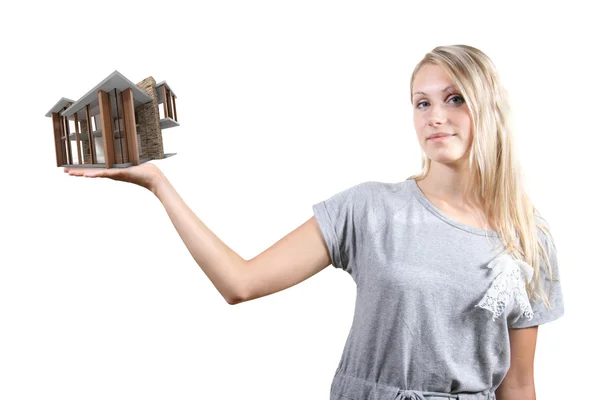 Koncepce s nemovitostmi: žena s domem na straně — Stock fotografie