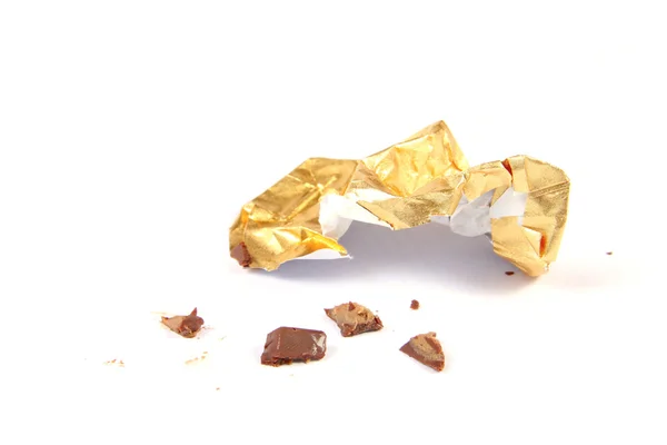 Крошки и бумага из шоколадной конфеты — стоковое фото
