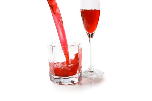 白い背景で隔離赤い飲み物と 2 つのメガネ — ストック写真