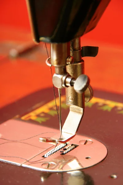Fechar a agulha velha da máquina de costura — Fotografia de Stock