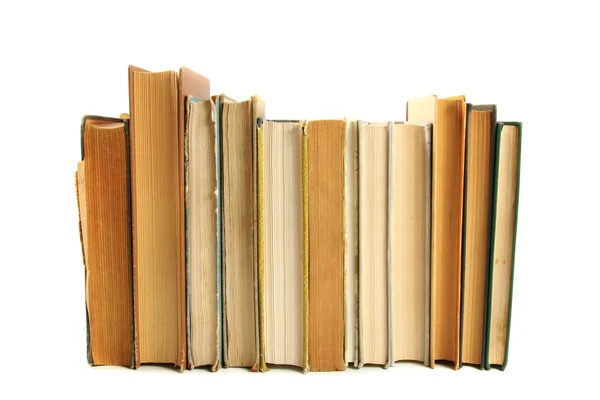 Книги в ряд ізольовані на білому — стокове фото