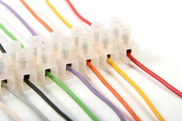 Closeup της πολύχρωμο ηλεκτρικά καλώδια σε υποδοχές — Φωτογραφία Αρχείου