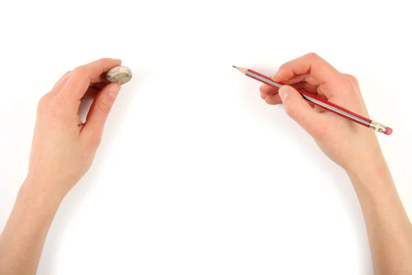 Händer med penna och radera — Stockfoto