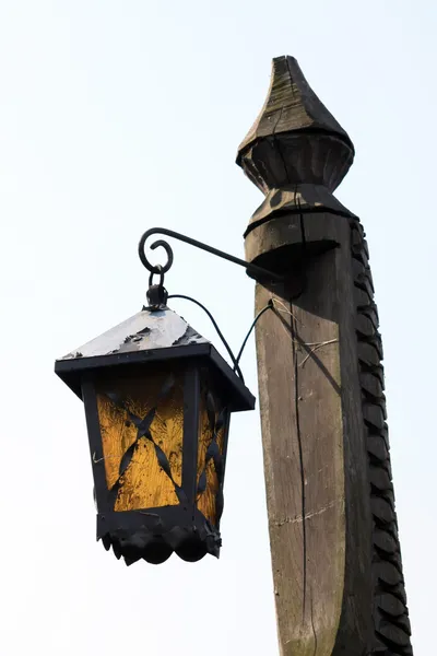 Houten Paal Met Een Lamp Stockfoto