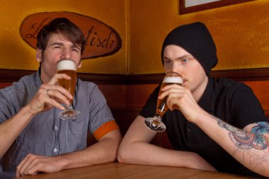 iki arkadaş bir barda oturan ve bir bira içmek