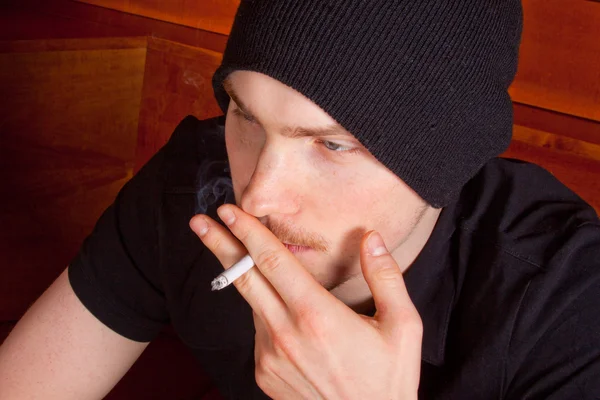 Jovem Com Cigarro Mão — Fotografia de Stock