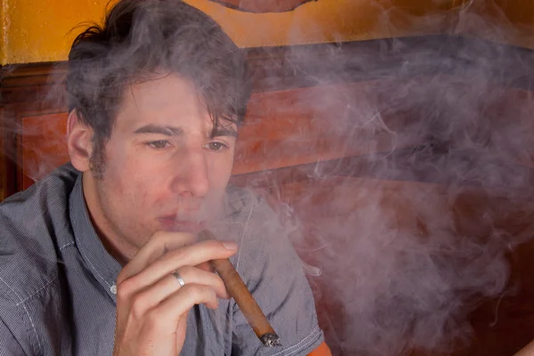 Jeune Homme Avec Cigare Main — Photo