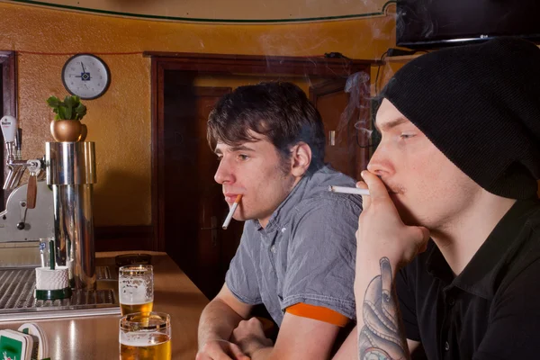 Dois Amigos Estão Sentados Pub Fumam — Fotografia de Stock