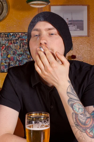Ung Man Med Cigarr Handen — Stockfoto