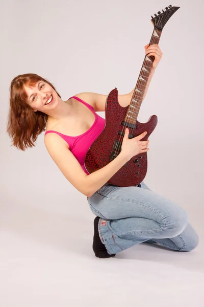 Красива Молода Жінка Грає Гітарі — стокове фото