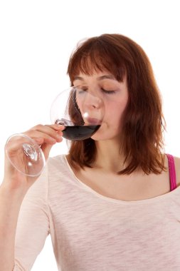 genç bir kadın bir bardak kırmızı şarap içiyor