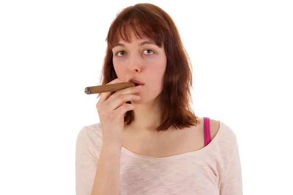 一个年轻女人吸烟厚厚的雪茄 — 图库照片