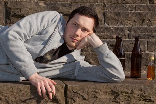 Молодой парень с алкоголем и никотином — стоковое фото