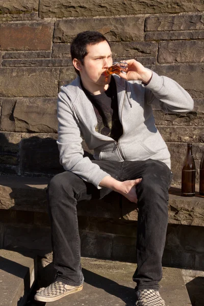 Jeune homme avec de l'alcool et de la nicotine — Photo