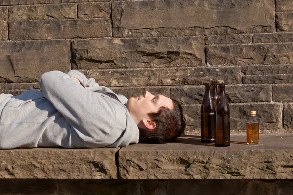 Νεαρός άντρας με αλκοόλ και νικοτίνη — Φωτογραφία Αρχείου