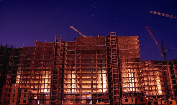 Natt byggnad med belysning — Stockfoto