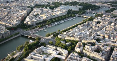 Tur d'Eiffel yükseklikten tür Paris'e. Yukarıdan kasaba scape