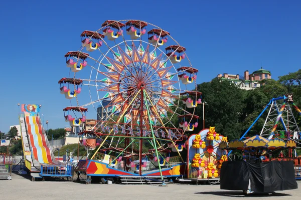 Park Van Attracties Met Een Big Wheel — Stockfoto