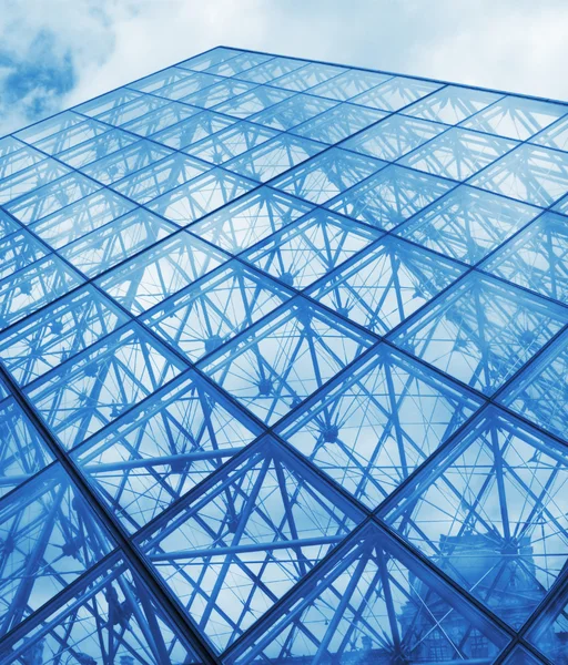现代蓝色玻璃大楼中的一座金字塔形式 — 图库照片