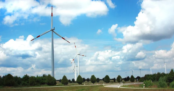 Sommige windmolens in het veld — Stockfoto